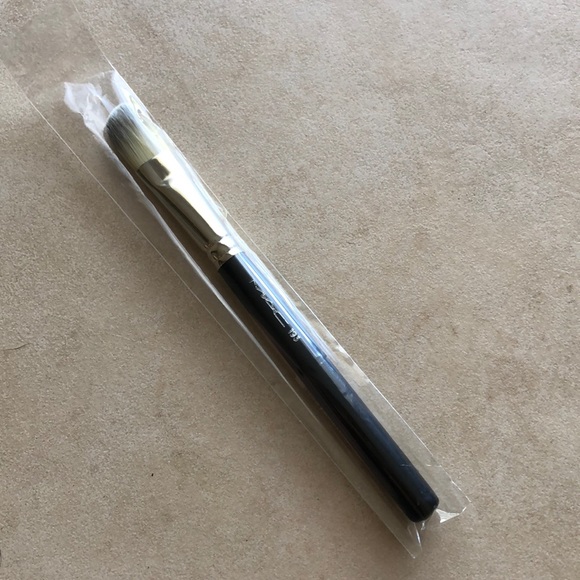 MAC Foundation Brush 193 - Picture 1 of 3